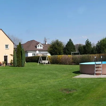 Modernes Mit Garten Feriehus *