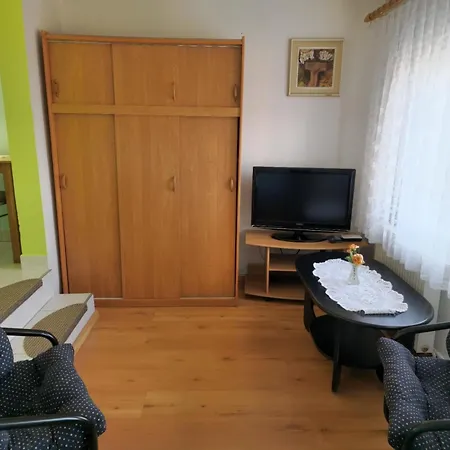 Modernes Mit Garten Feriehus